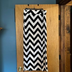 ANA Black & white chevron maxi skirt sz Large